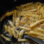 튀김기 없이 집에서 감자튀김 만들기 - 사진이 포함된 요리법