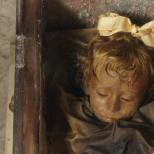 Le mystère de la belle au bois dormant : la momie qui fait un clin d'œil aux touristes