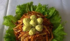 Wood grouse's nest salad with chicken breast and mushrooms Wood grouse's nest layer salad with carrots