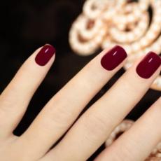 Manicura Marsala: el hechizante color de tus uñas