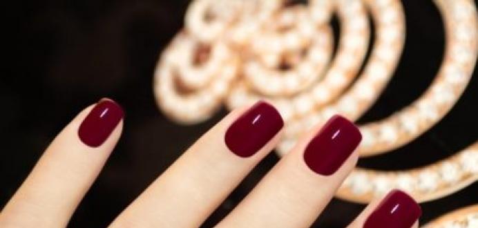 Marsala manicure: a fascinating color for your nails