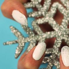 How to draw neat snowflakes on nails